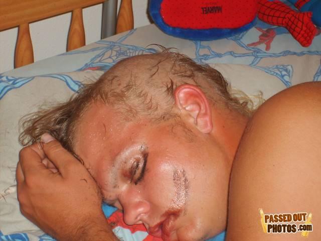 Passedout-photos-1220416895-31743